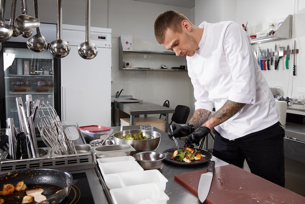 Foto uomo che prepara il cibo in un ristorante