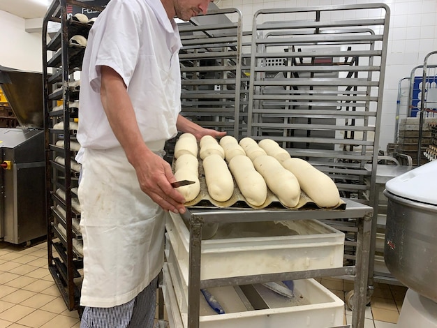 Photo man preparing food in store