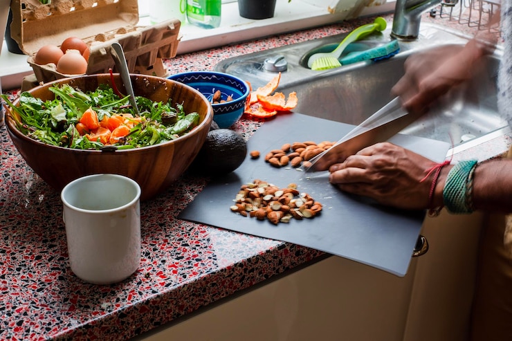Photo man preparing food on table