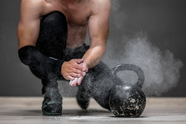 写真 トレーニングの準備をしている男