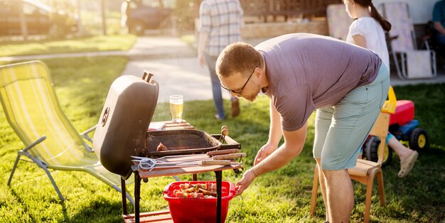 写真 グリルの肉を準備する男。