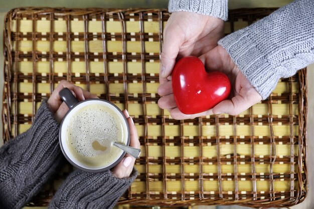 Man presenteert meisje dat koffie drinkt cadeau op Valentijnsdag