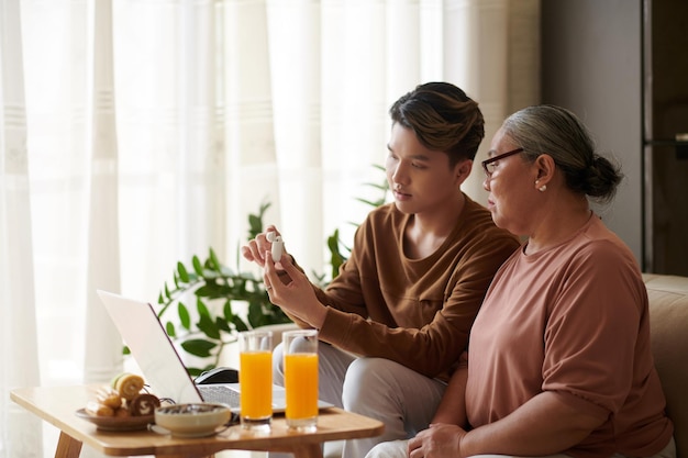 Man presenteert oordopjes aan oma