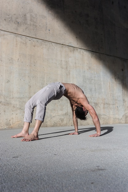 Man presterende geavanceerde yoga-oefeningen en stretching.