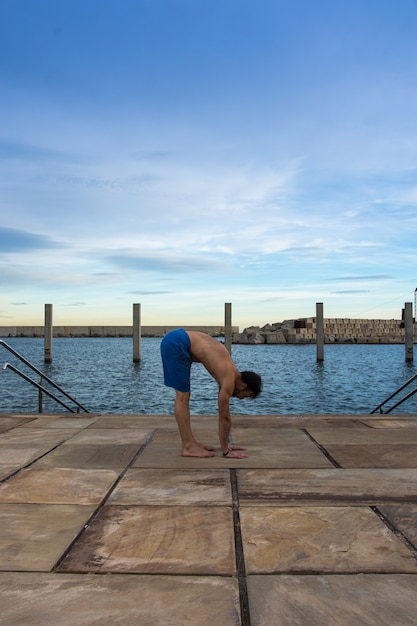 Man presterende geavanceerde yoga-oefeningen en stretching.