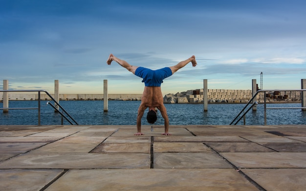 Man presterende geavanceerde yoga-oefeningen en stretching.