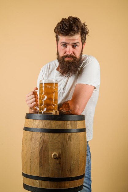 Foto man proeft tapbier bebaarde man die ale barman bier drinkt in duitse bierkroeg en bar bebaarde man