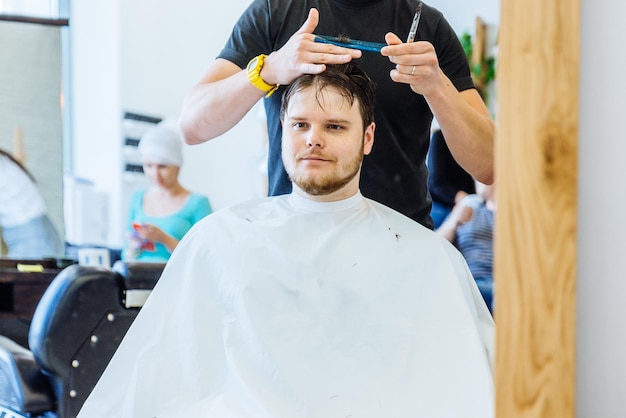 プロの理髪店のヘアカットのライフスタイルコンセプトの男