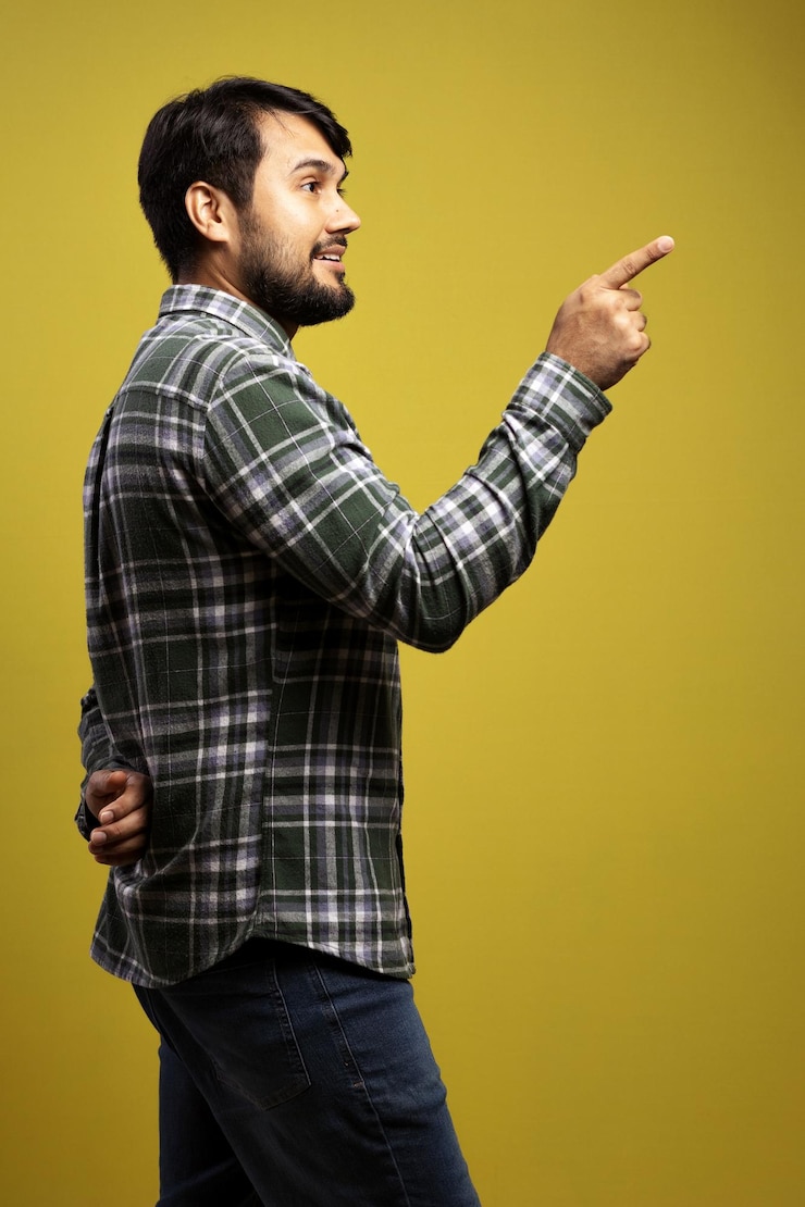 फोटो man in profile and pointing to the side