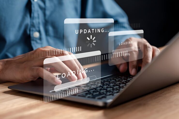 Photo 남자 프로그래머 로딩 정보로 소프트웨어 시스템 업데이트 업그레이드 버전 시스템 품질 향상을 위한 업데이트 설치를 통한 비즈니스 기술 인터넷