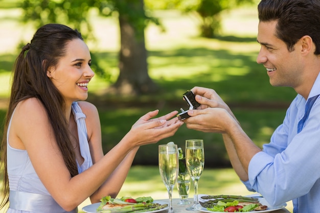 Man propose woman while they have romantic date at an outdoor cafÃ©