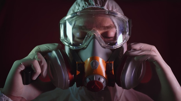 보호복 가스를 입은 남자는 의료용 스프레이 페인트 마스크를 보호합니다. 호흡기 개념 건강 바이러스 코로나바이러스 전염병