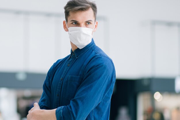 Uomo in una maschera protettiva su una strada cittadina