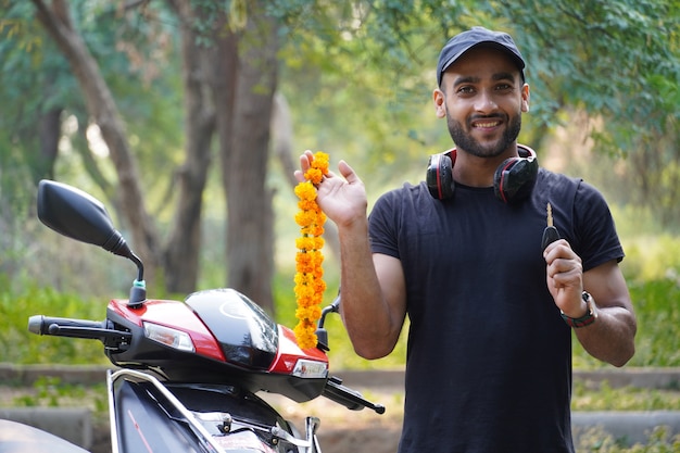 Un uomo ha acquistato una nuova immagine di scooter all'aperto