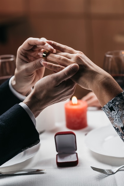 Foto l'uomo mise l'anello a portata di mano alla sua donna.