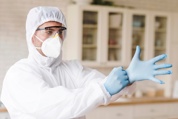 Photo man putting on protective gloves