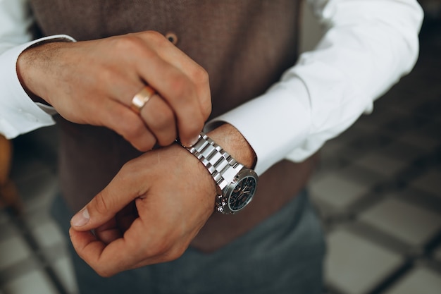 Photo man putting watch on hand