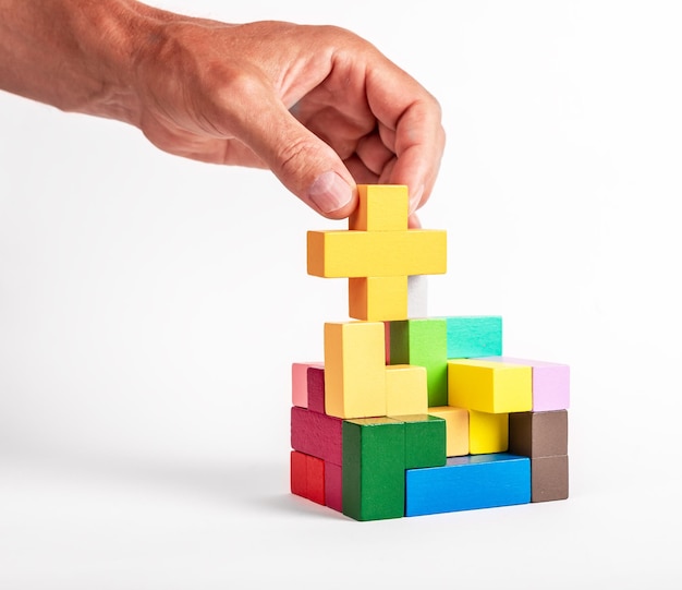 Man puzzelelementen samenvoegen in de bouw Assemblage engineering concept Kinderen of familie speelgoed voor intelligentie logisch denken creativiteit ontwikkeling concentratie verbetering