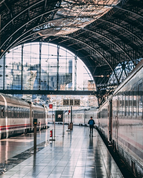 Foto uomo sulla piattaforma della stazione ferroviaria