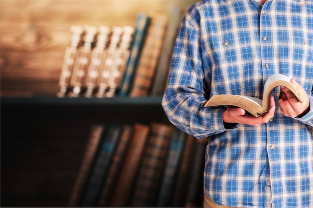 Photo man reading bible on  background