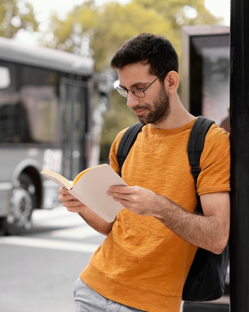 Photo man reading a book alone