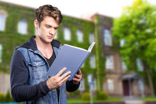 Uomo che legge il libro nelle sue mani