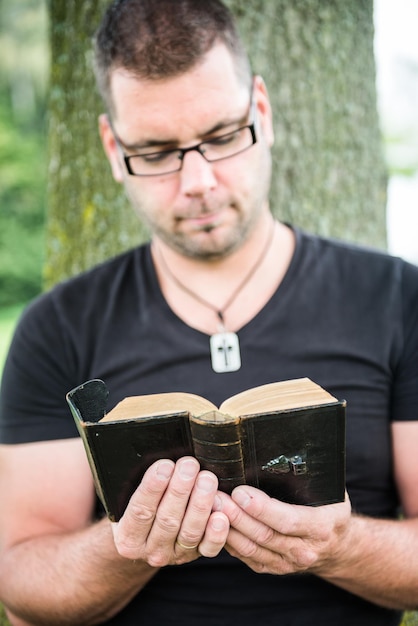 Photo man reading book