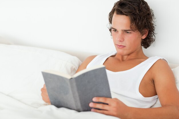 Foto uomo che legge un libro