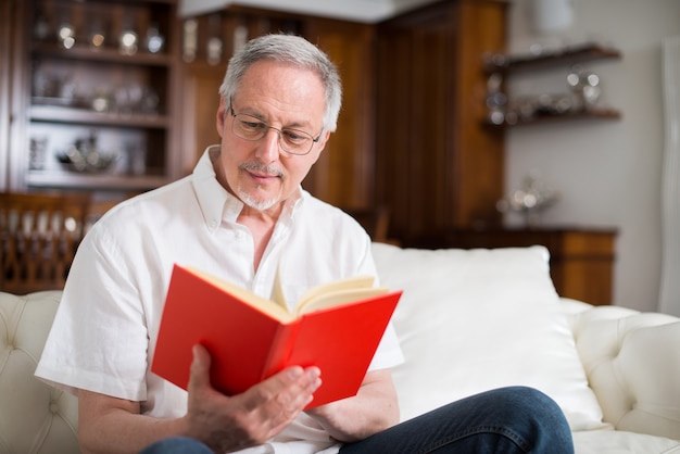 Photo man reading book