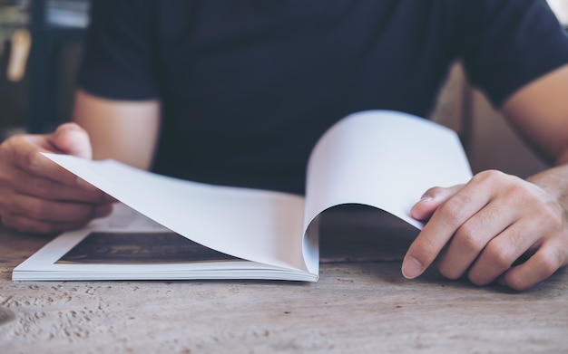 Foto uomo che legge un libro