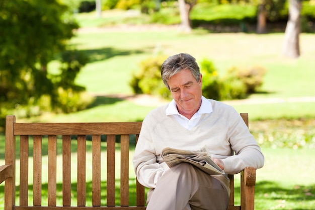 Photo man reading a newspaper