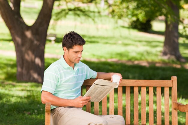 新聞を読んでいる男