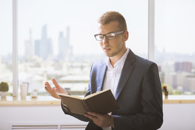 Photo man reading notes in notepad