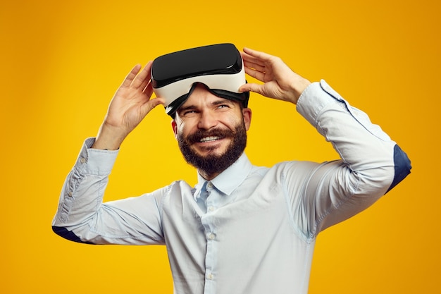 VR 고글을 쓰고 가상 현실 세계로 뛰어들 준비가 된 남자