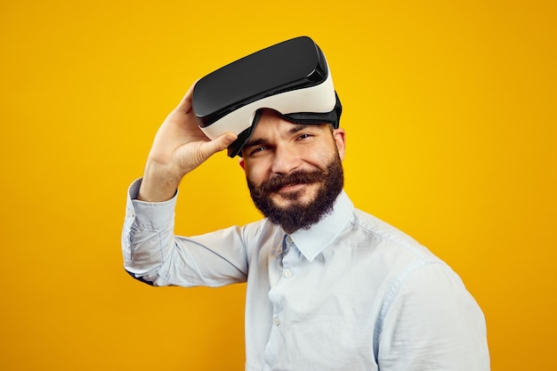 Uomo pronto a indossare gli occhiali vr e tuffarsi nel mondo della realtà virtuale