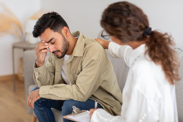 Foto uomo che riceve conforto da un terapeuta in una sessione di consulenza