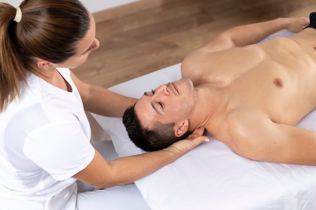 Uomo che riceve un massaggio durante la sessione di fisioterapia