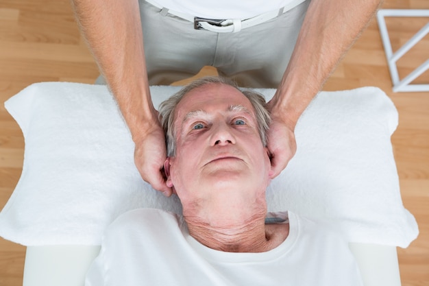 Photo man receiving neck massage