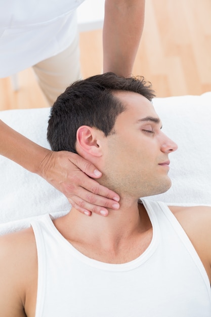 Photo man receiving neck massage