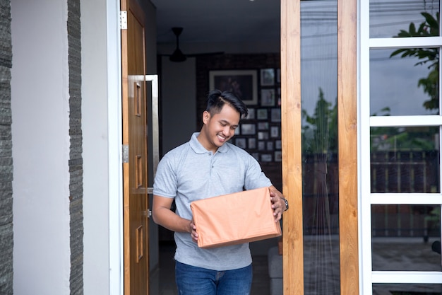 Photo man recieve a delivery box