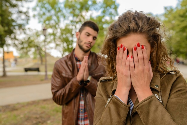 Photo man reconciliation angry girlfriend against trees