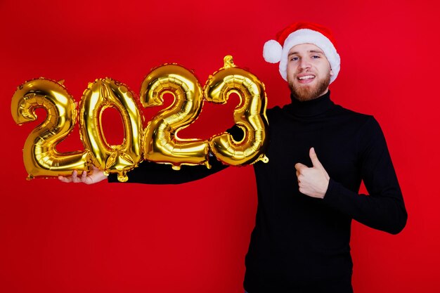 Foto un uomo su sfondo rosso capodanno e natale l'anno del coniglio 2023