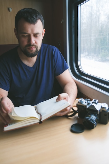 Man reist met de trein bij het raam