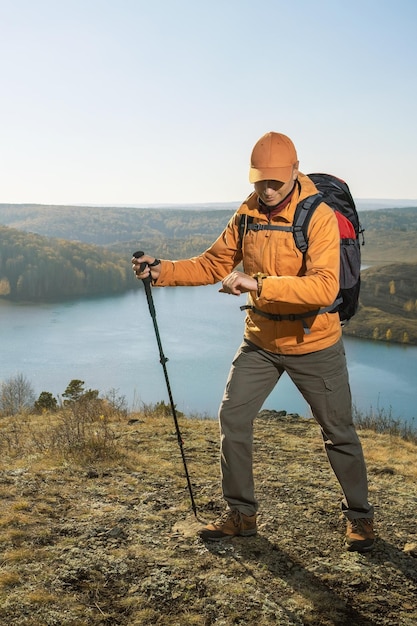 Man reizen met rugzak wandelen in de bergen bij zonsondergang concept activiteit avontuur