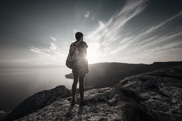 Man reizen met rugzak wandelen in de bergen. Reizen Lifestyle succesconcept avontuur actieve vakanties buiten bergbeklimmen sport, hipster kleding