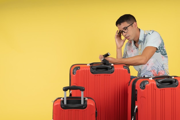 Man reiziger bezorgd en angstig zitten kijken naar zijn koffers omdat ze te zwaar zijn