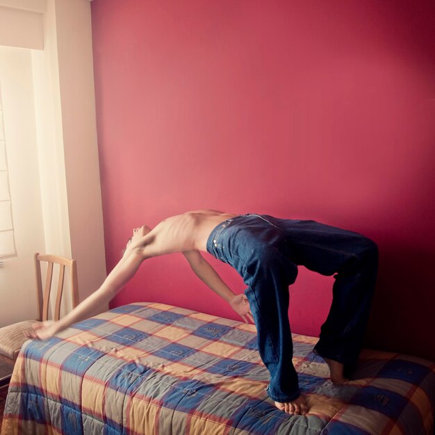 Photo man relaxing on bed at home