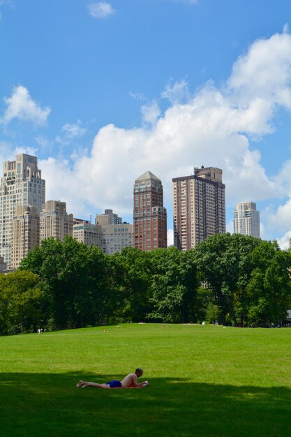 Foto uomo che si rilassa al central park