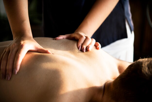 Photo man relaxing from a spa treatment