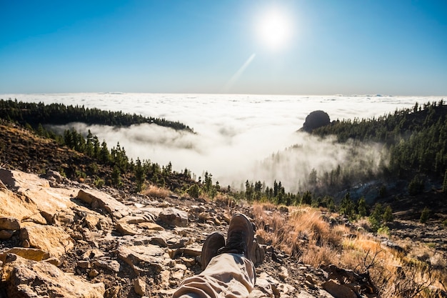 멋진 풍경을 볼 수있는 Montain 위에 편안한 남자